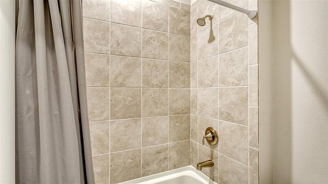 bathroom with shower / bath combo