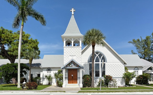 view of front of property featuring a front lawn