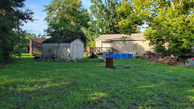 view of yard featuring a storage shed