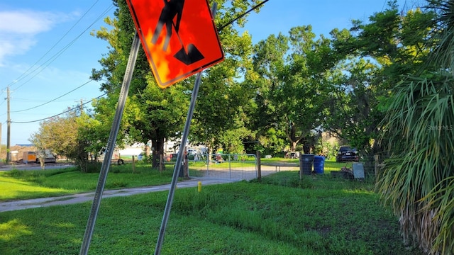 view of property's community featuring a lawn