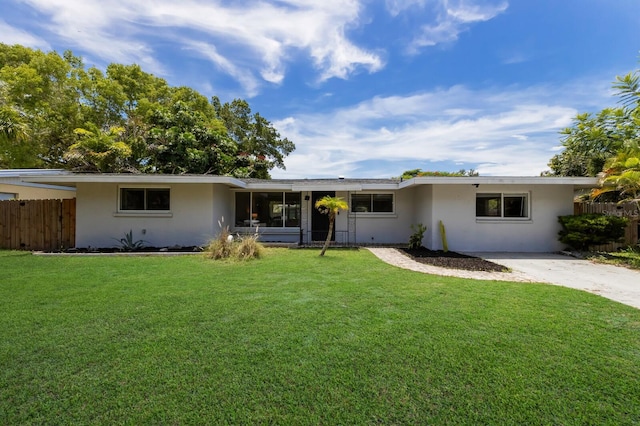 ranch-style home featuring a front lawn