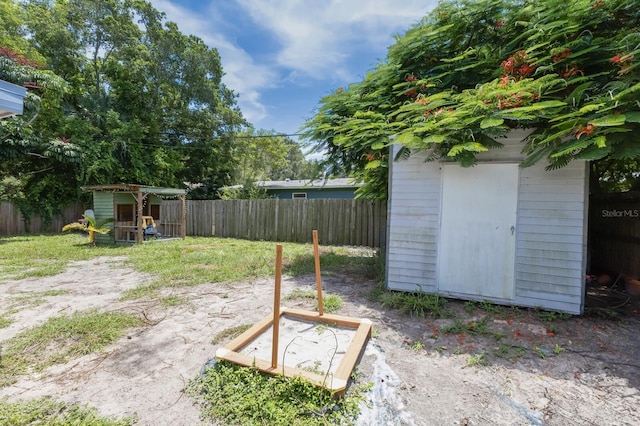 view of yard with a shed