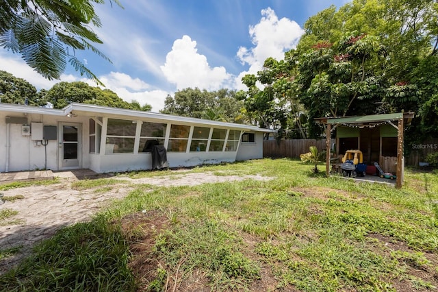 back of house featuring a yard