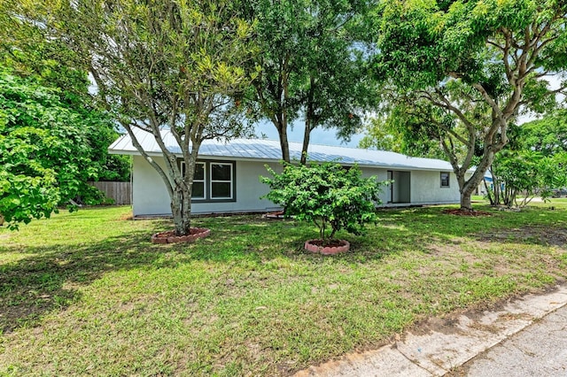 ranch-style home featuring a front lawn