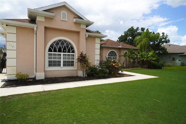 view of front facade with a front lawn