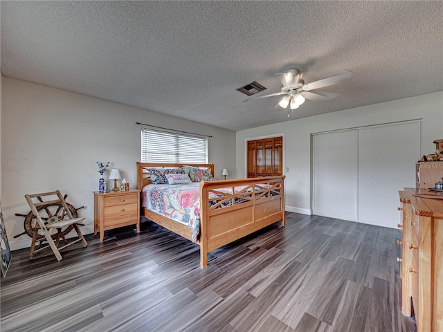 bedroom with ceiling fan, a textured ceiling, hardwood / wood-style flooring, and a closet