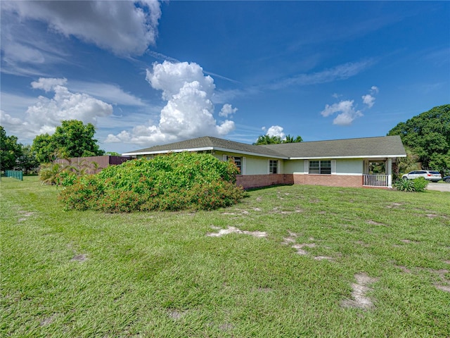 view of front of home featuring a front lawn