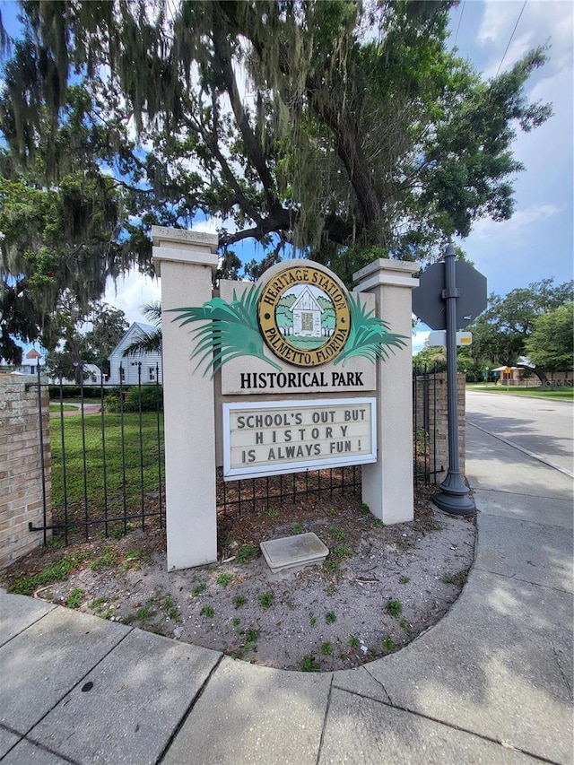 view of community / neighborhood sign