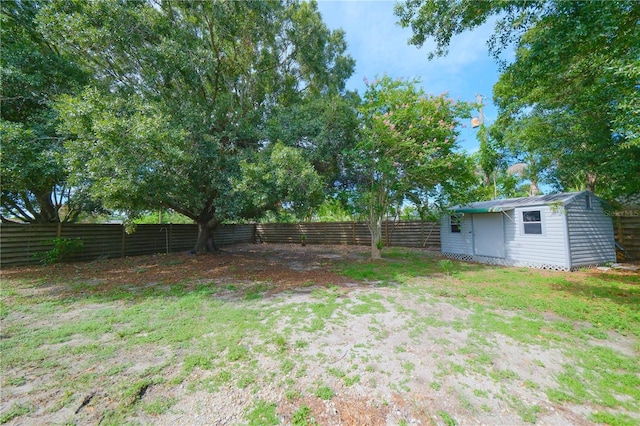 view of yard with a storage unit