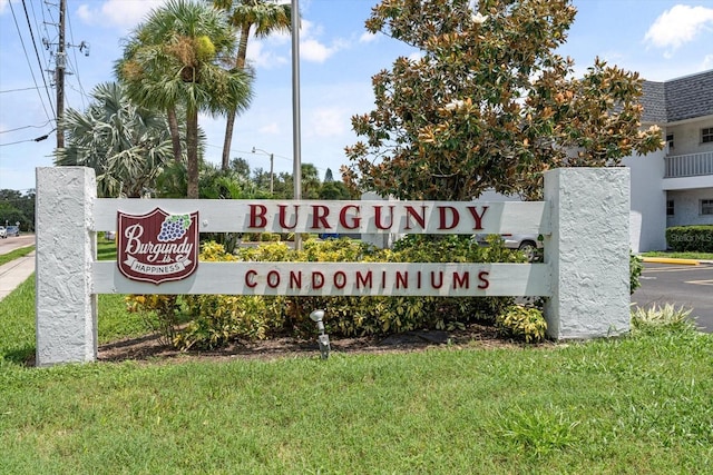 community sign with a yard