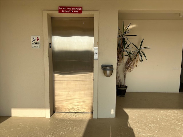 property entrance with elevator