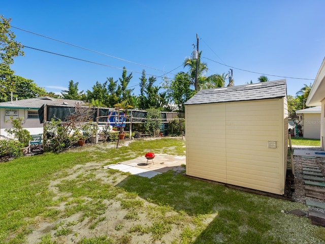 view of yard featuring a shed