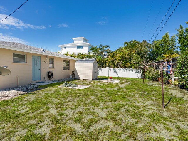 view of yard featuring a shed