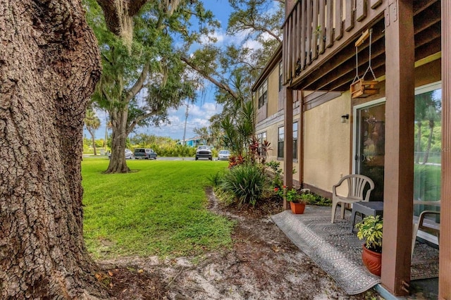 view of yard with a balcony