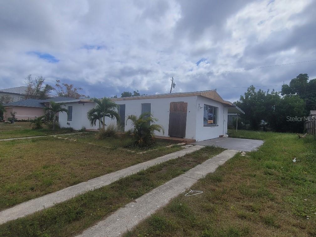 view of front facade featuring a front lawn