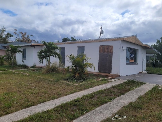 view of front of property featuring a front lawn