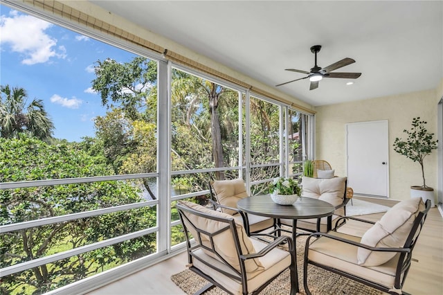 sunroom with ceiling fan