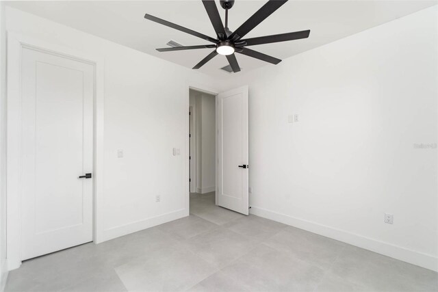 empty room featuring ceiling fan