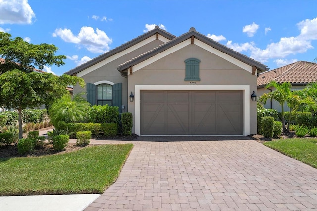 view of front facade featuring a garage