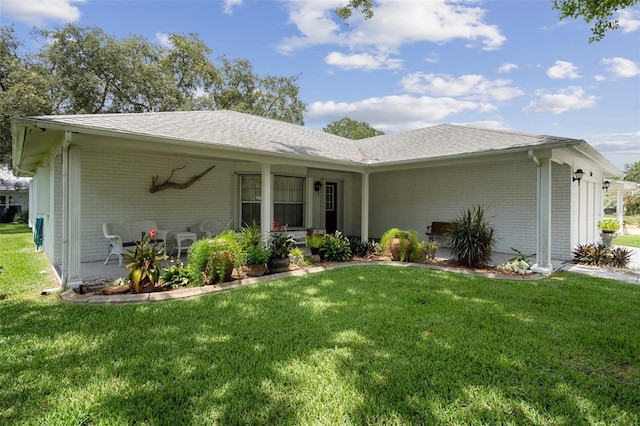 ranch-style home with a front yard