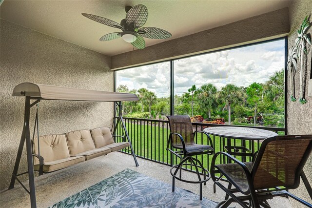 sunroom with ceiling fan