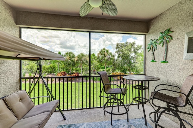 sunroom with ceiling fan