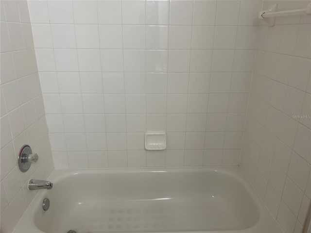 bathroom featuring tiled shower / bath