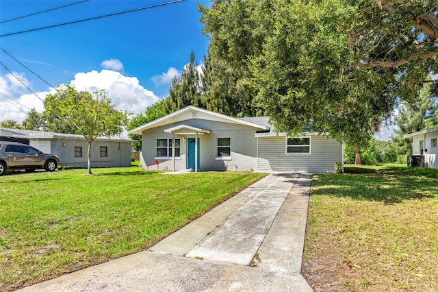 view of front of property featuring a front lawn