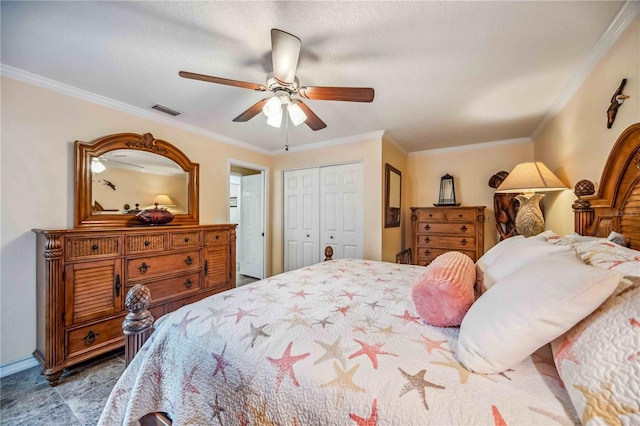 bedroom featuring visible vents, baseboards, a ceiling fan, ornamental molding, and a closet