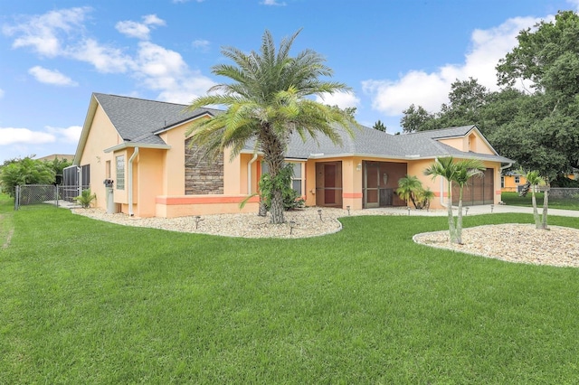 view of front of property featuring a front lawn