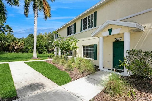 view of front of property featuring a front yard