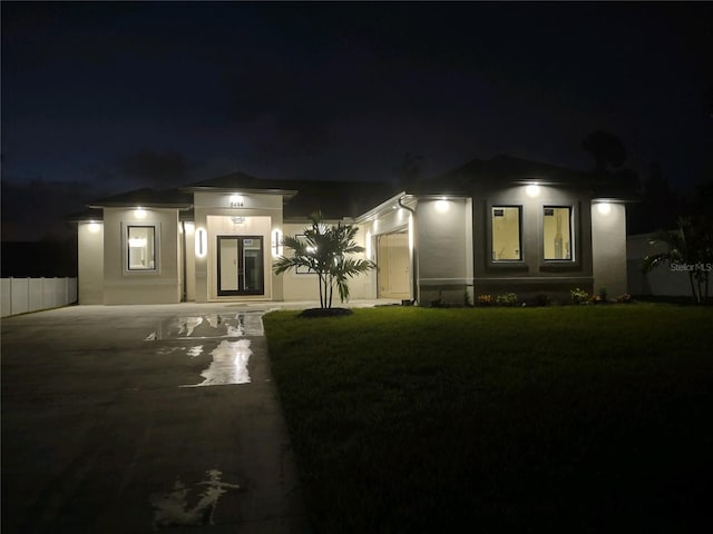 view of front facade with a lawn