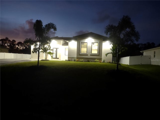 view of front facade featuring a yard