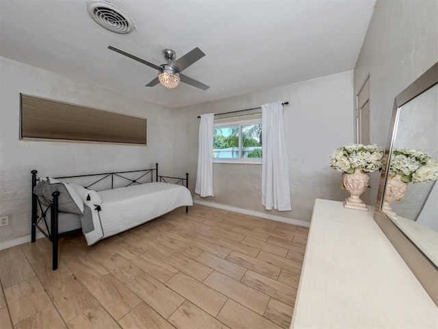 bedroom with ceiling fan