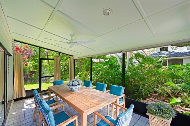 sunroom featuring ceiling fan