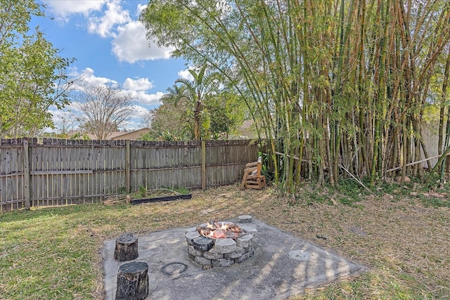 view of yard featuring a fire pit