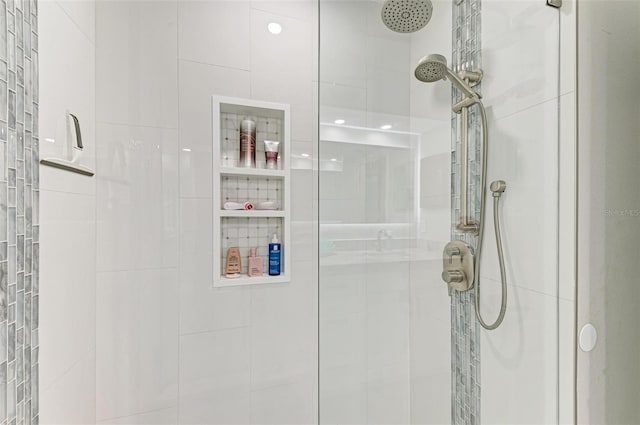 bathroom featuring tiled shower