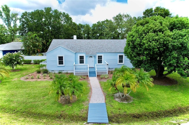 view of front of property featuring a front lawn