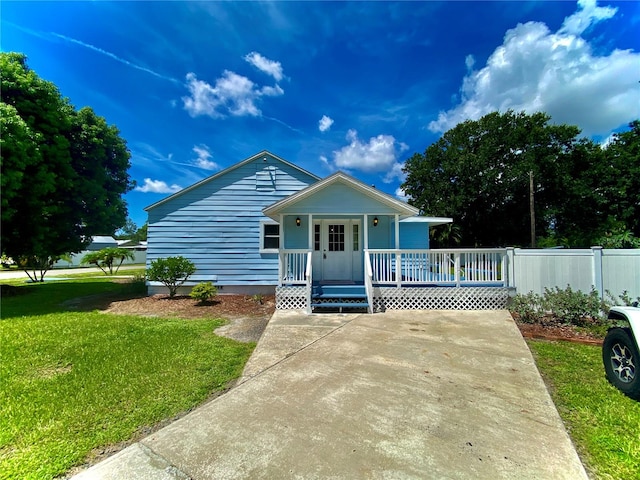 view of front of property featuring a front yard and covered porch