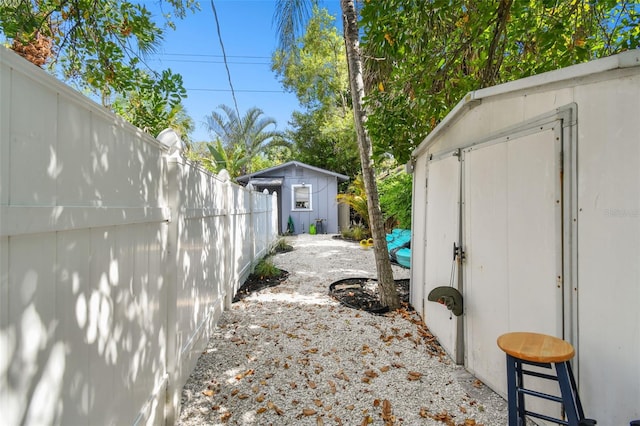 view of yard featuring a shed