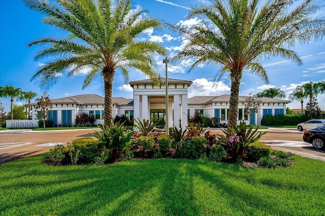 view of front of home featuring a front yard