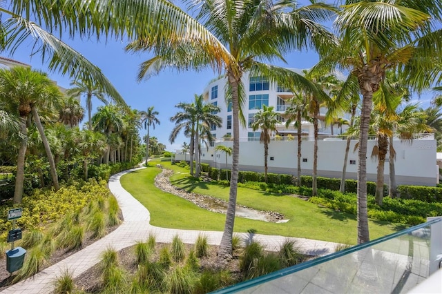 view of property's community featuring a lawn