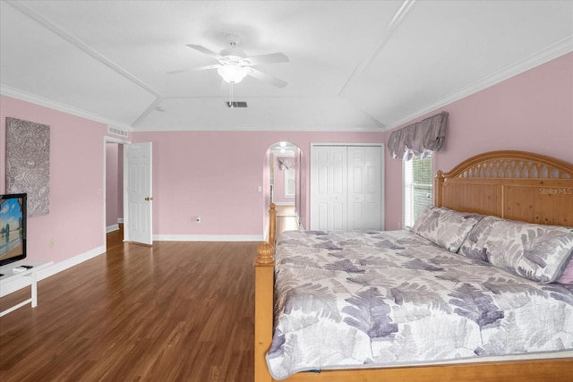 bedroom featuring vaulted ceiling, ornamental molding, dark hardwood / wood-style floors, and ceiling fan