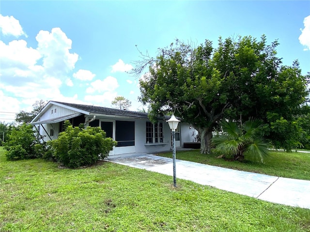 view of front of home featuring a front yard