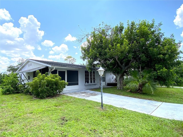 view of front of home with a front lawn