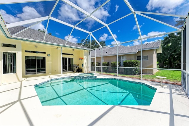 view of pool featuring ceiling fan, a lanai, an in ground hot tub, and a patio area