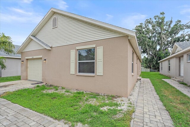 view of front of property featuring a garage and a front yard