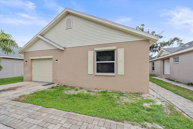 view of front facade featuring a garage and a front yard