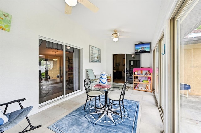 sunroom with ceiling fan