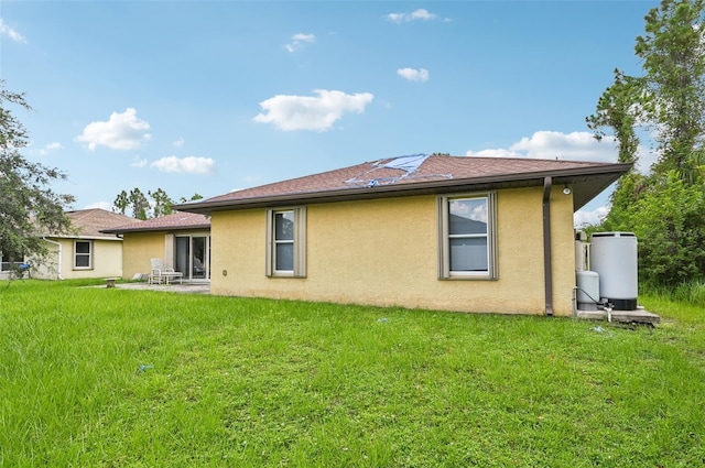 back of house featuring a lawn